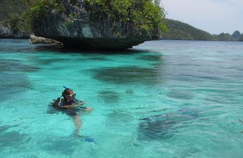 Amanda & Jon dive bright water, Wayag, Raja Ampat