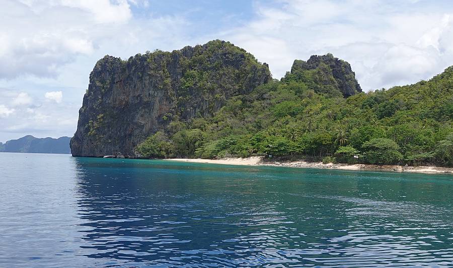 Lovely water and rocks at Helicopter Island