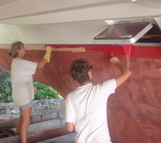 Sue and Chris put on the first layer of antifouling.