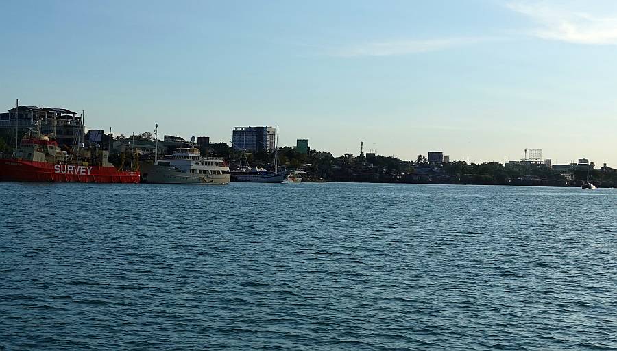 Approaching the Mactan anchorage