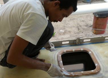 Baw applying epoxy mud filets to soften the corners for the glass