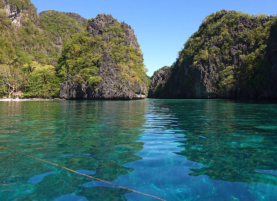 Rock cliffs and clear water at Big Lagoon