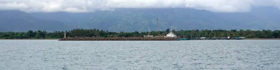 In NE winds, go around the west (left) side of the breakwater