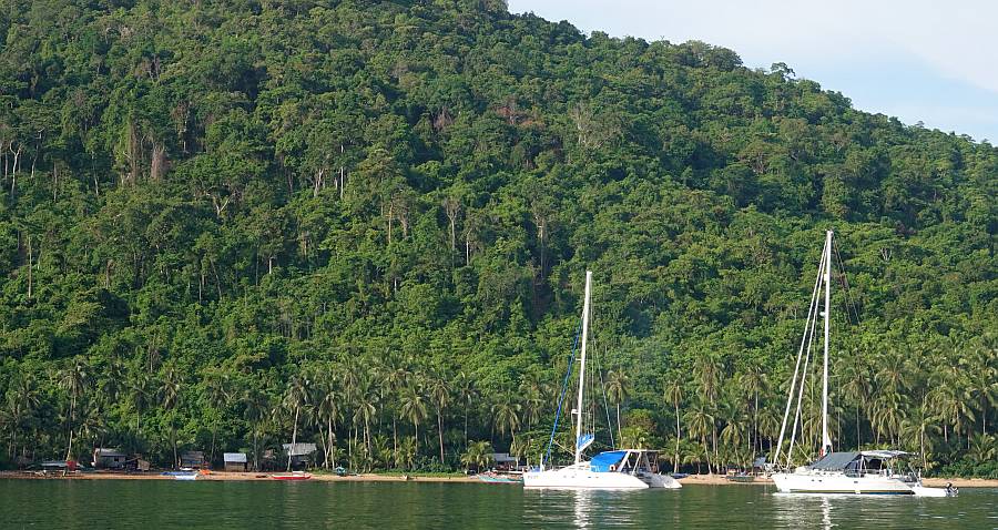 Ocelot and La Grotty anchored in Diente Bay