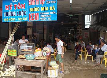 A typical roadside bus lunch stand