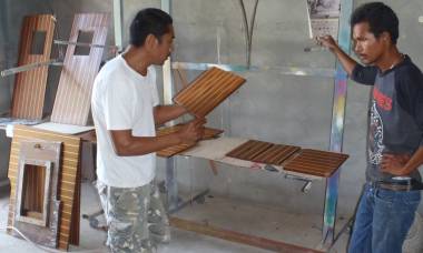 Golf & Baw examine one of the floorboards in the workshop