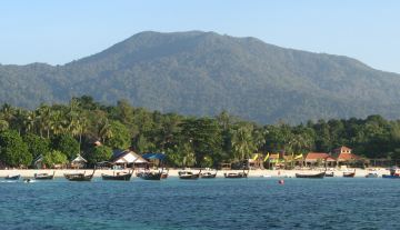 The main beach at Ko Lipe, Butangs