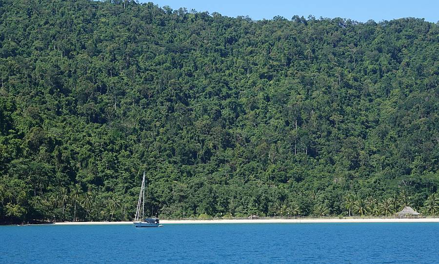 La Grotty anchored in Conical Point Bay