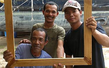 Lek, Baw, & Heru with one of Houa's teak frames - Great guys!