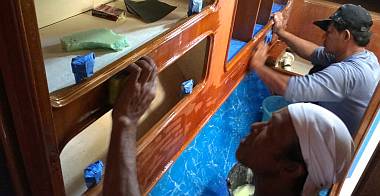 Lek & Pla spent the afternoon sanding the port aft cabin with 400