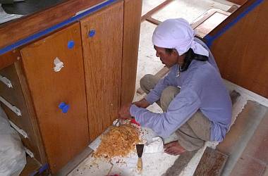 Removing the old varnish from the fixed "doors"