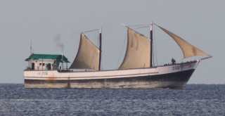 Maldivian "vedi" trading ship near Addu Atoll