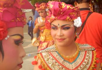 Dancers in costume perform at many rally stops