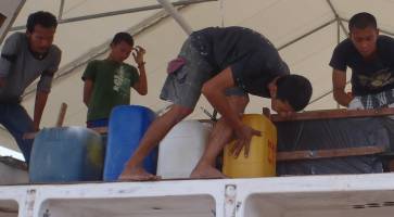 Bracing the foam with strips of wood and jugs of water