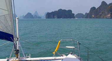 Sailing up to the Ko Hong anchorage