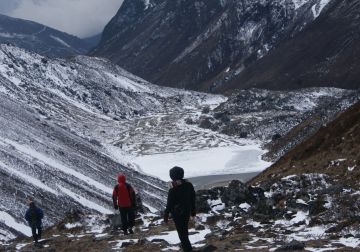 Long trail down, past Samiti Lake, towards Thangsing